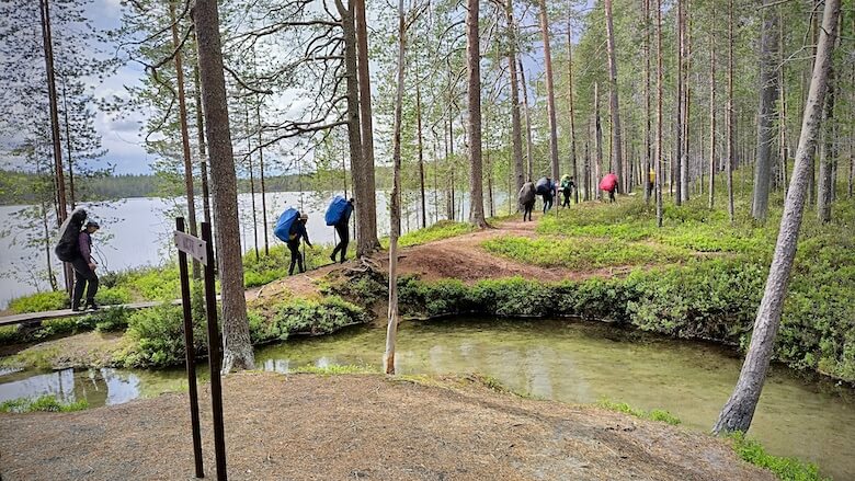 Muikkupurolla nolevia vaeltajia.