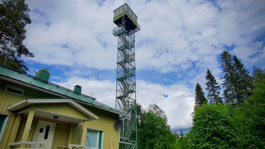 Raatteen Vartiomuseon torni Keltaisen talon takana torni.