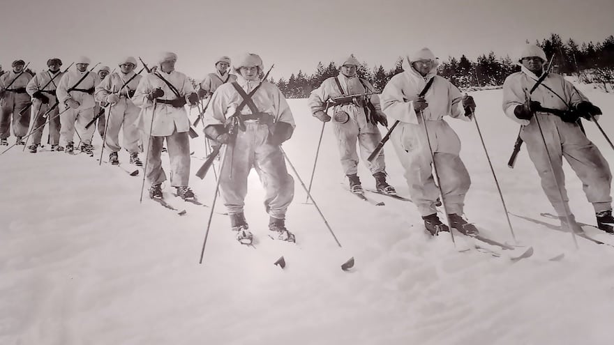Suomalaisten etuna oli muun muassa hiihtotaito ja kokemus pakkasesta. Valkopukuisia sotilaita suksilla.