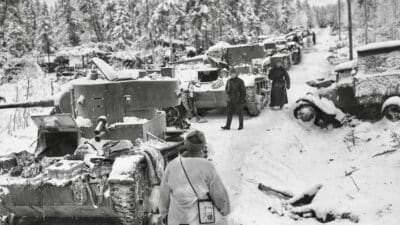 Suomalaiset tarkastelevat sotasaalista.