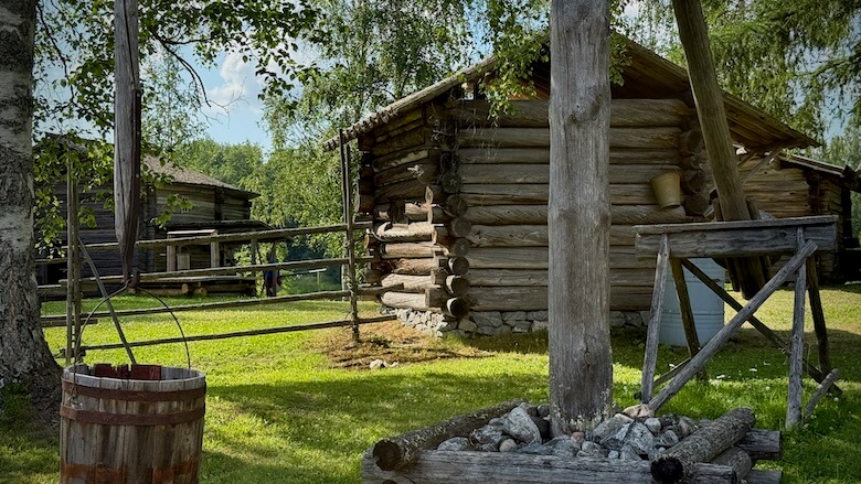 Vanhoja hirsirakennuksia ja vesikiulu.