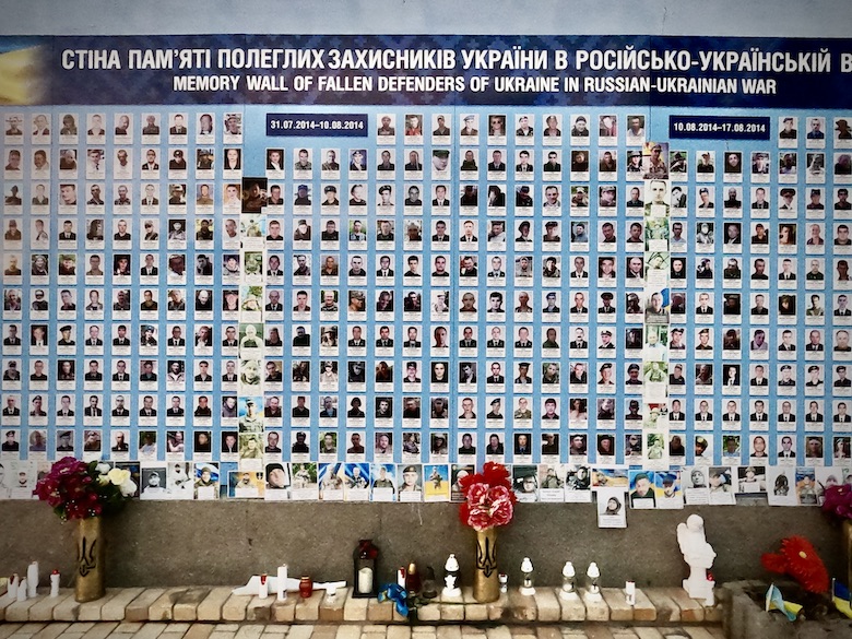 Ukrainan sodassa kaatuneiden sankarien muistomuuri Kiovassa.. Muurissa olevia kaatuneiden valokuvia.
