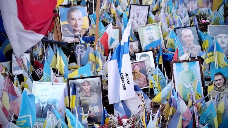 Ukrainan sodassa kuolleiden sankareiden muistomerkki Kiovassa, mukana myös muita kansallisuuksia.