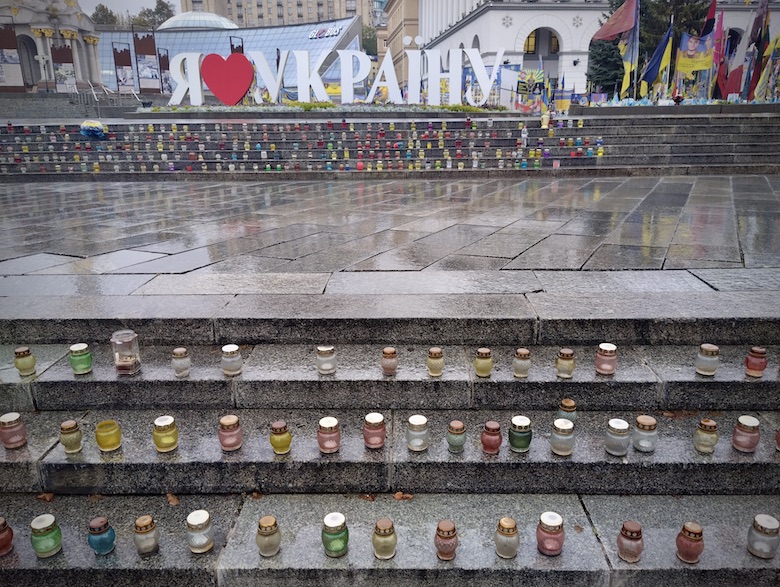 Kiovan Maidan aukiolla oleva I love Ukraine. Kiovan Maidan aukiolla olevilla rappusilla kynttiloita ja teksti ja punainen sydan I love Ukraine.