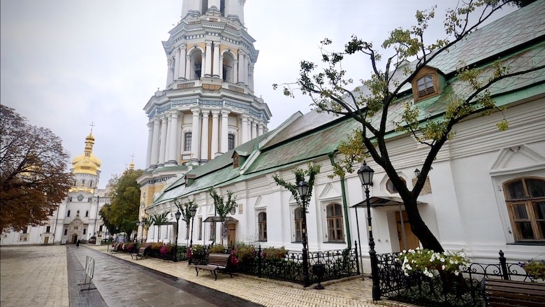 Kiovan luolaluostari Valkoisia koristeellisia rakennuksia.