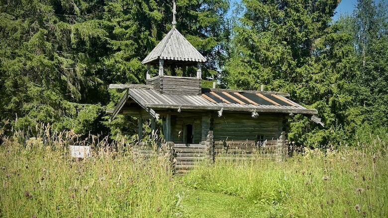 Pellolla oleva puinen pieni tsasouna.
