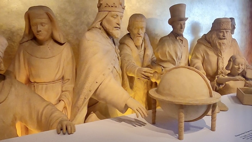 Marsipaanista taiteiltuja ihmisluomuksia.